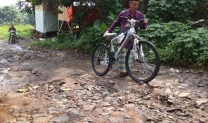 Warga Desa Kaoyang, kecamatan Carita, Kabupaten Pandeglang sedang mendorong sepeda yang dibeli dari Dana Desa (DD) yang masih terbungkus plastik. (Foto chanelbanten.com/Adhe Mahroji)