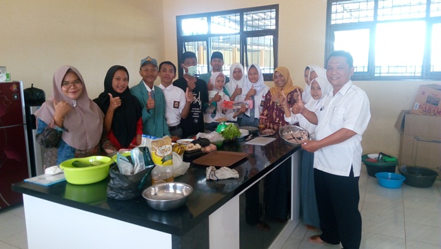 Siswa dan Guru SMKN 7 Kota Serang, Banten.
