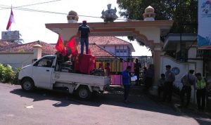 Aktivis Mahasiswa Pandeglang saat berunjuk rasa di depan kantor Dinas Pendidikan Kabupaten Pandeglang. (Foto Masdedi/chanelbanten.com)