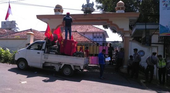 Aktivis Mahasiswa Pandeglang saat berunjuk rasa di depan kantor Dinas Pendidikan Kabupaten Pandeglang. (Foto Masdedi/chanelbanten.com)