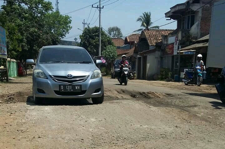 Jalan Arif Rahman Hakim Rusak Parah