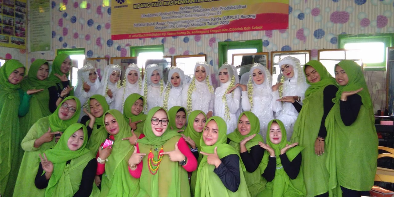 LPK Cahaya Mutiara Didik Peserta Tata Rias Pengantin Muslim Modifikasi