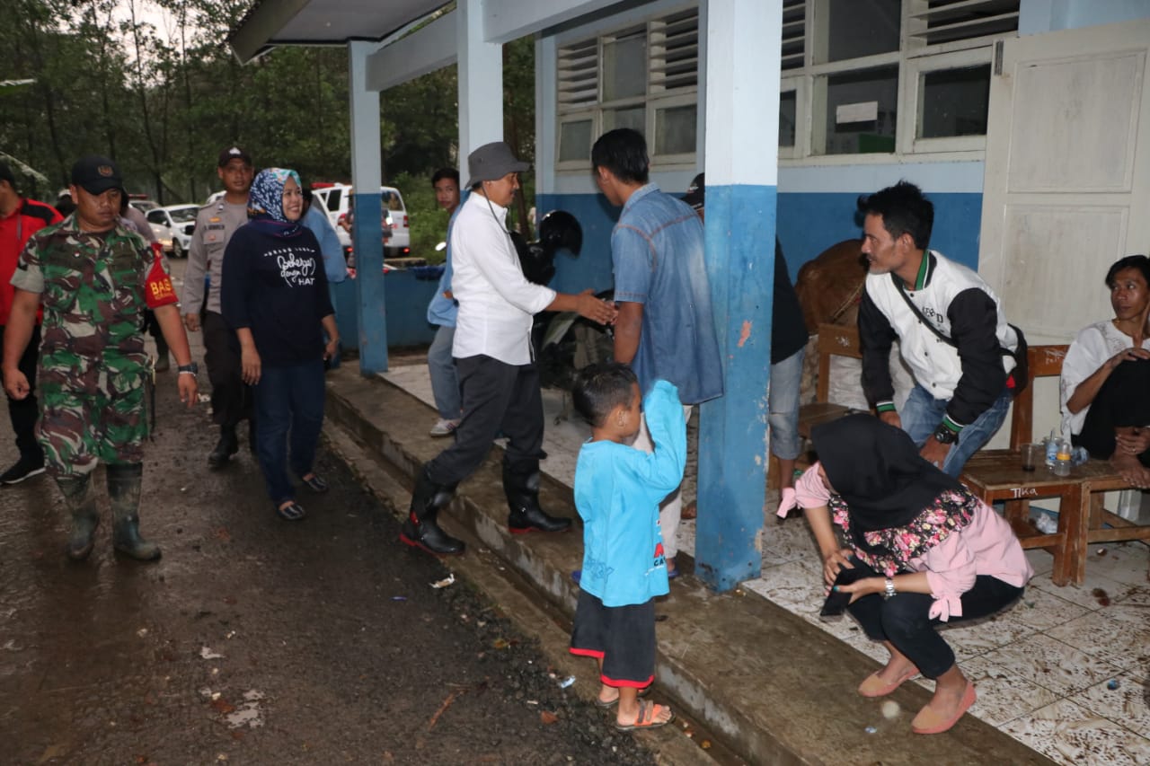 Wabup Lebak Tinjau Korban Banjir di Desa Mayak Curugbitung