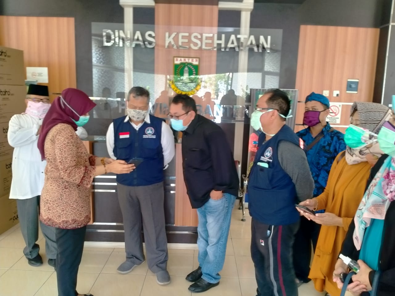 Perangi Covid 19, PUB Bersama SMSI Beri Bantuan APD dan Sanitizer Kepada RSUD Banten 