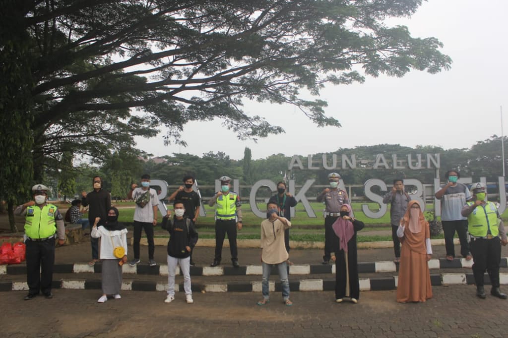 Ramadhan Berbagi, HMI dan Satlantas Polres Lebak Bagikan Ratusan Paket Takjil, Masker dan Hand Sanitizer