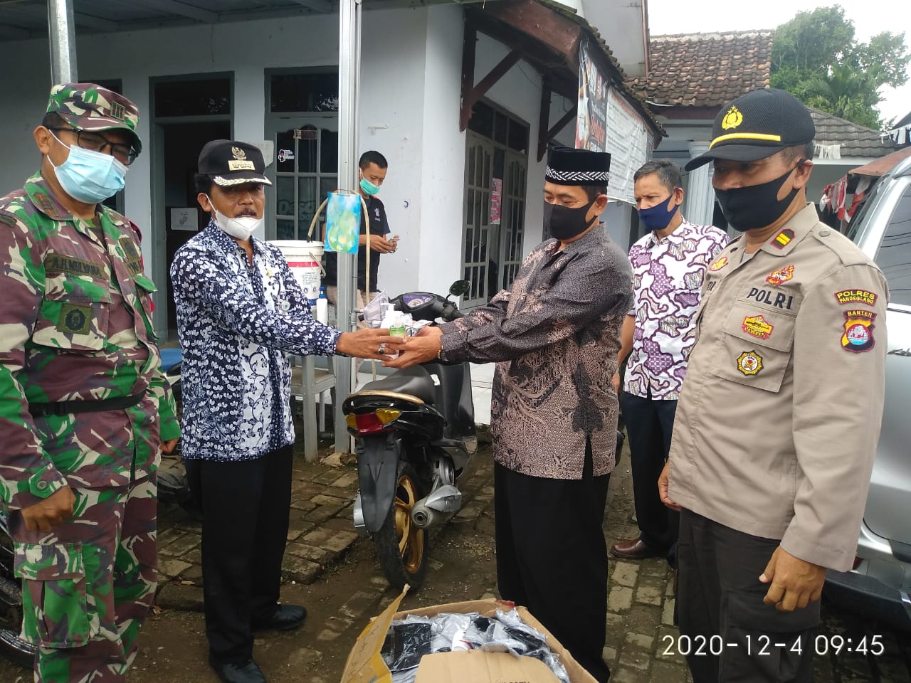 Penanganan Covid-19, Satgas Kecamatan Banjar Distribusikan Logistik Prokes