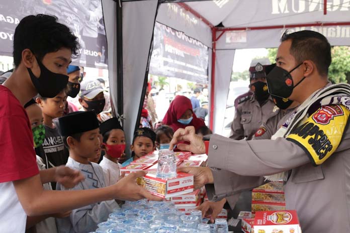 Polres Pandeglang Baksos Dirikan Warung Jumat
