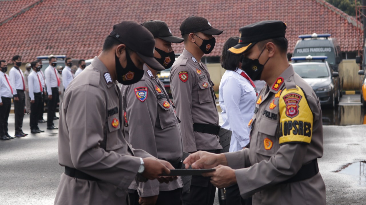 14 Anggota Polres Pandeglang Diberikan Penghargaan Atas Kinerja