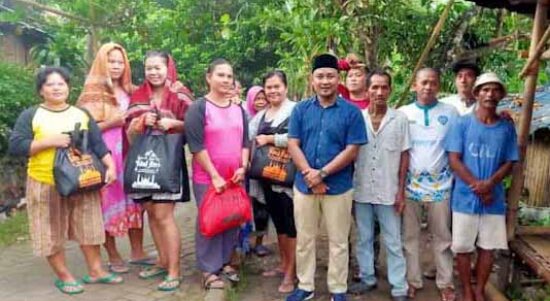 Kades Mekarsari Bagikan 1700 Paket Sembako Door To Door Ke Rumah Warga