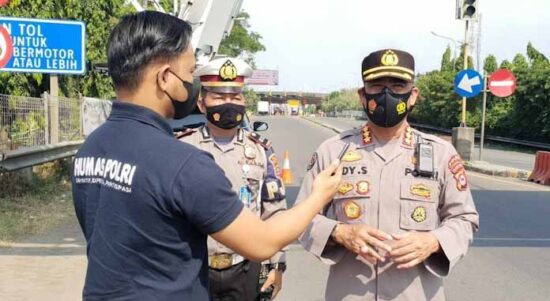 Dukung Instruksi Gubernur, Polda Banten Sekat dan Tutup Akses Jalan Ke Lokasi Wisata