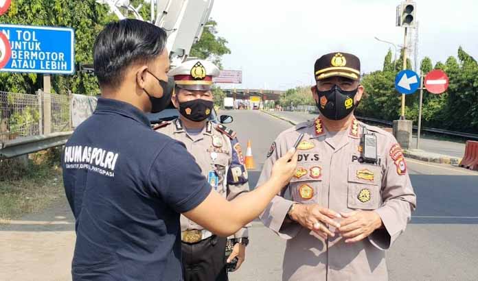 Dukung Instruksi Gubernur, Polda Banten Sekat dan Tutup Akses Jalan Ke Lokasi Wisata