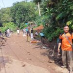 Ratusan Warga Gotong Royong, Perbaiki Drainase Jalan dan TPT