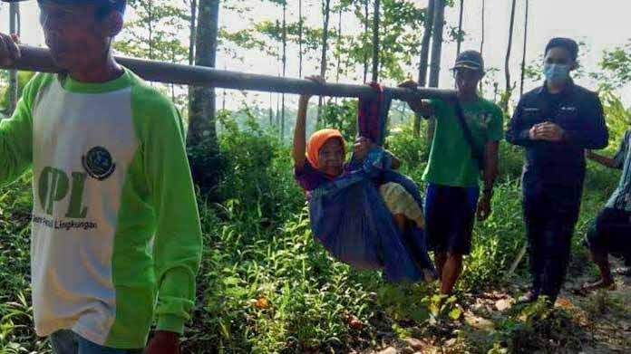 Jalan Perlu Dibenahi Bupati Pandeglang! Nenek 70 Tahun Ditandu Berobat ke Puskesmas