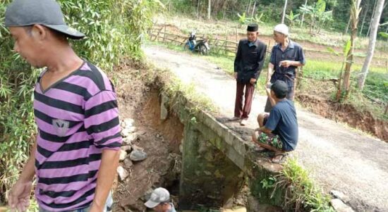 Kepala Desa Intenjaya Proritaskan Rehab Jembatan Gantung dan Pemberonjongan Sungai