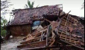 Puluhan Rumah Warga Panimbang Jaya Ambruk Diterjang Puting Beliung