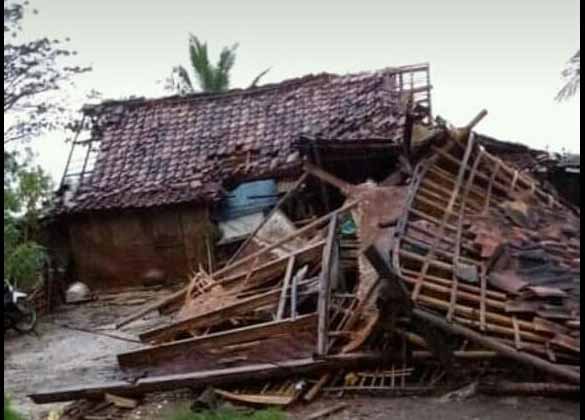 Puluhan Rumah Warga Panimbang Jaya Ambruk Diterjang Puting Beliung