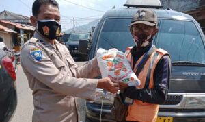 Polsek Mandalawangi dan Tim Gabungan Satgas Covid Bagikan Masker dan Salurkan Bansos