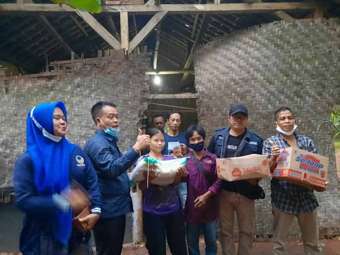 Legislator Lebak Blusukan Bagikan Paket Sembako Dimasa PPKM, Medi Juanda: Warga Sempat Menangis