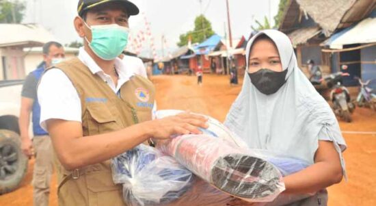 Pemkab Lebak Berikan Beras Dan Tenda Serta Tikar Pada Warga Huntara di Kampung Cigobang