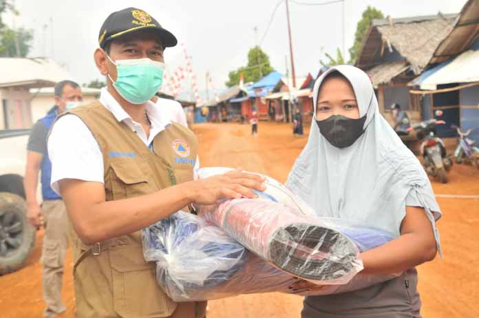 Pemkab Lebak Berikan Beras Dan Tenda Serta Tikar Pada Warga Huntara di Kampung Cigobang