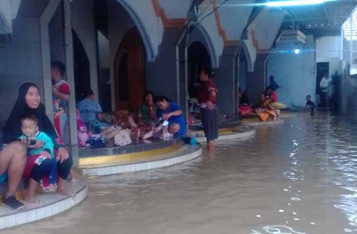 Hujan Genangi Badan Jalan Masuk BTN Mandala Di Beberapa Tempat