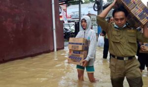 Bencana Banjir Melanda Lebak, PKS Turunkan Relawan Bagikan 1250 Makanan Siap Saji