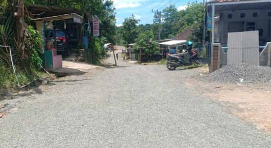 Tingkatkan Sarpras, Desa Inten Jaya Bangun Jalan Lapen