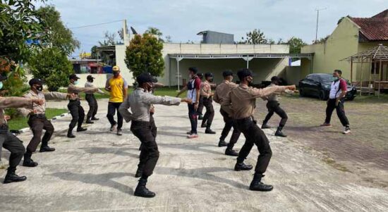 Anggota Polsek Maja Latih Beladiri dan Berikan Materi Tentang Tugas Polri Pada Siswa Latja Polda Banten