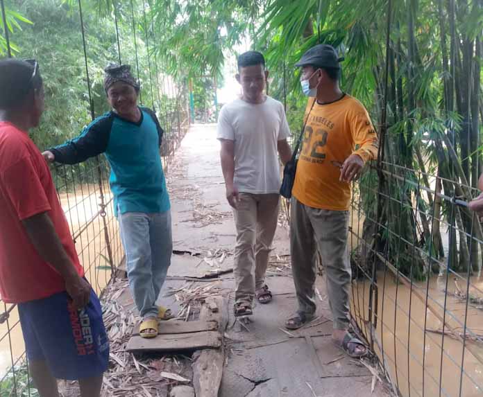 Program Seratus Hari Kerja, Saepullah Kades Desa Gubugan Cibeureum Perbaiki Jembatan Gantung