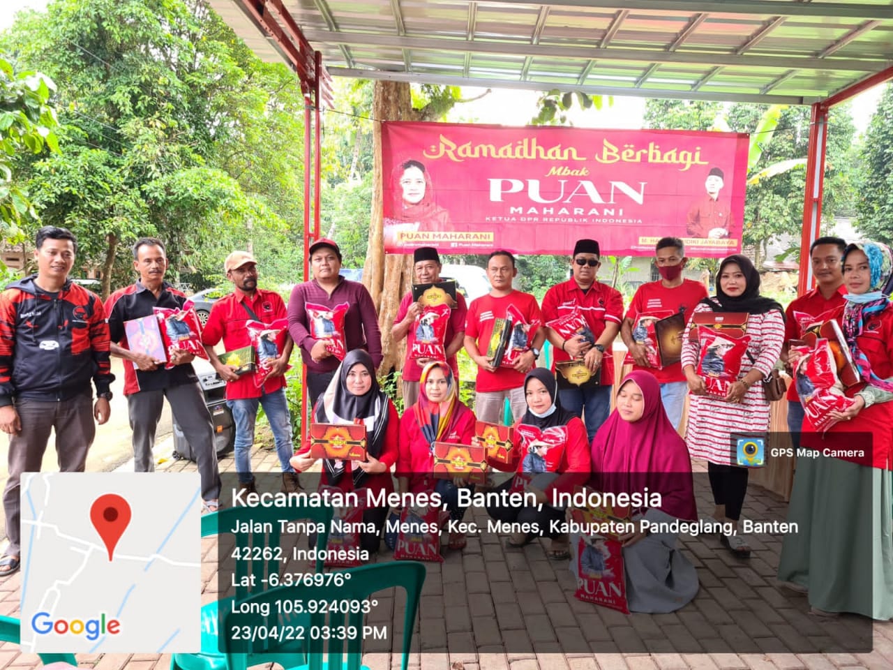 Ketua DPR RI Salurkan Bantuan Beras dan Sarung Untuk Kader PDI P di Dapil Banten I Melalui Rumah Aspirasi MHJB