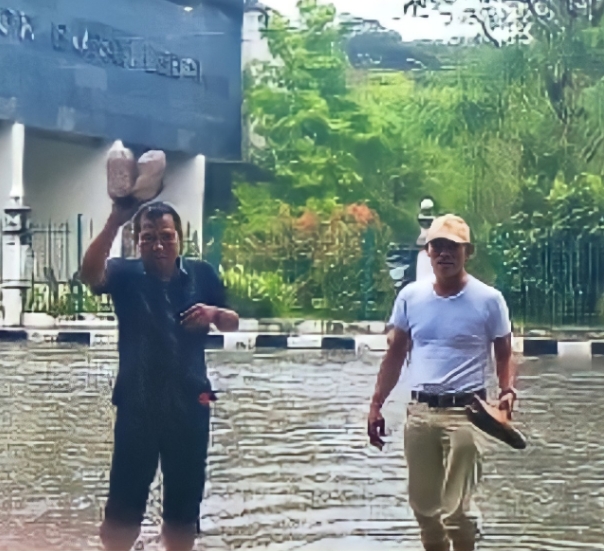 Kota Rangkasbitung Diguyur Hujan Deras , Jalan Protokol Depan Kantor Bupati Banjir