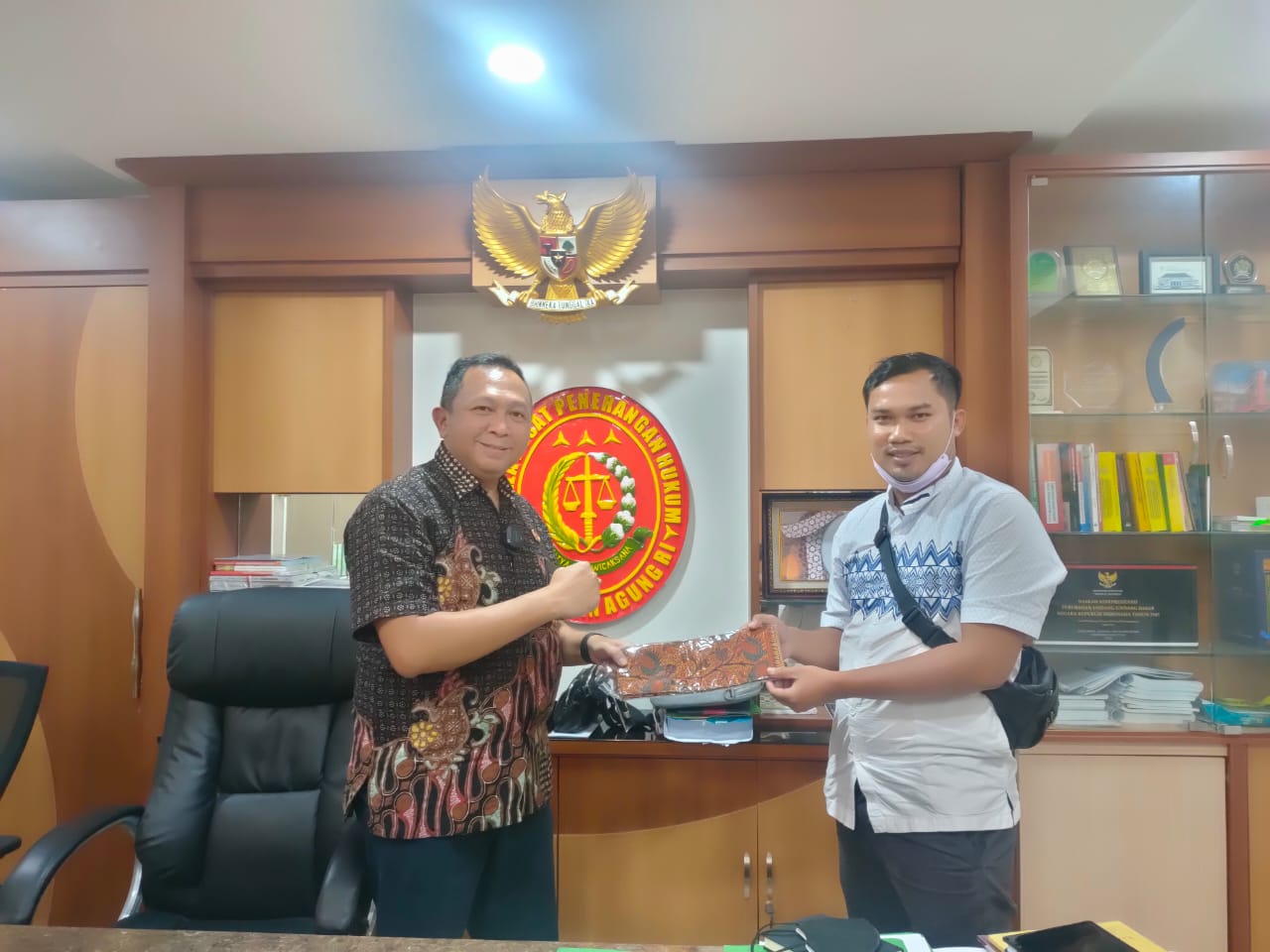 Kapuspenkum Kejagung Terima Ikat Kepala Dari Perwakilan Masyarakat Banten Kidul.Jumri;Ikat Kepala Titipan Dari Tokoh Adat Banten.