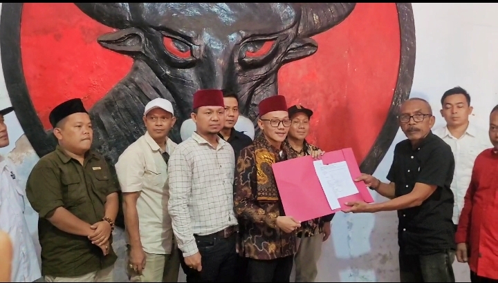 Siap Lawan Trah Jb, Ketua APDESI Lebak Ambil Formulir Penjaringan Balonbup di PDIP 