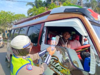 Cara Unik Polres Lebak Tekan Pelanggaran di Operasi Keselamatan Maung Hari ke 9, Pengendara Tertib Dapat Tumbler