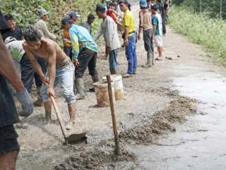 Warga Pasirkupa  Perbaiki Jalan Pakai Uang Pribadi, Potret Buruk Infrastruktur Desa di Lebak