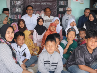 Datangi TBM SCL Rangkasbitung, Wabup Lebak Amir Hamzah Santuni Anak Yatim dan Dorong Gerakan Literasi