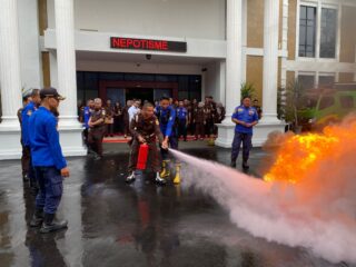 Damkar Turun Tangan, Kajari Lebak Diajari Cara Padamkan Kebakaran