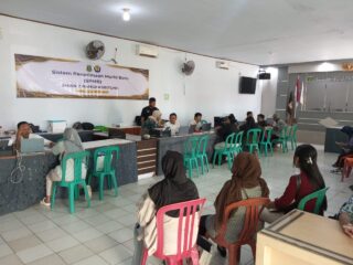 Online di Sistem, Ramai di Lapangan: SMAN 2 Rangkasbitung Dipadati Orang Tua Siswa