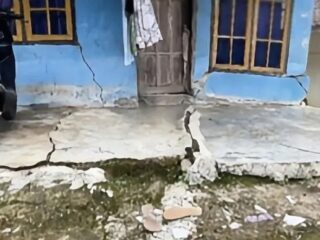 32 Rumah Rusak di Bayah, BPBD Lebak Siapkan Relokasi Korban Gerakan Tanah: Retakan Tanah Capai 20 Meter