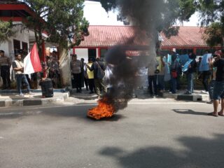 Demo IndiHome di Lebak, Warga Soroti Kabel Semrawut dan Dugaan Tak Berizin