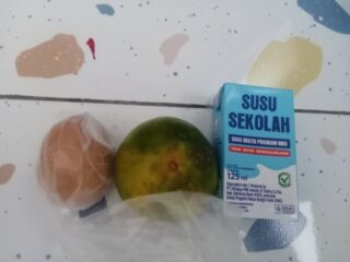 Menu MBG di Cibadak Tuai Sorotan, Hanya Telur, Jeruk dan Susu