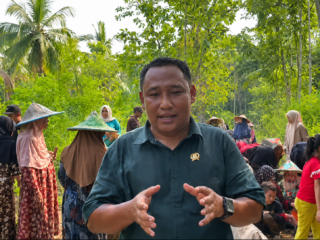 Reses Berbuah Aksi Nyata, Musa Weliansyah Gotong Royong Perbaiki Jalan Desa Cilangkap