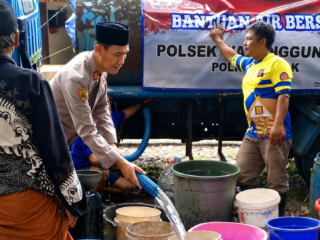 Warga Desa Pasirtangkil Kesulitan Air Bersih, Polsek Warunggunung dan Tagana Bergerak Cepat