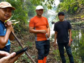 Pimpin Aksi Bersih Sungai Cikatapis, Kadis LH Lebak Tegaskan Sampah Bukan Lagi Soal Layanan