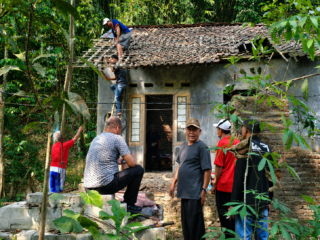 Semarak HUT ke-81 RI, Camat Kalanganyar Turun Langsung Bantu Bedah Rumah Warga