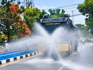 Antisipasi Debu Anak Krakatau, Polres Lebak Kerahkan Water Cannon Bersihkan Jalanan
