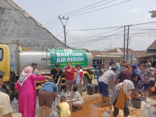 Krisis Air Bersih di Lebak, Kumala dan Karang Taruna Turun Tangan Bantu Warga Malingping Utara