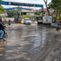 Lumpur Proyek Bikin Jalan Sudirman Licin, Pengendara Jadi Korban, Siapa Bertanggung Jawab?
