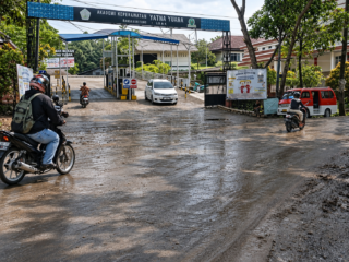 Lumpur Proyek Bikin Jalan Sudirman Licin, Pengendara Jadi Korban, Siapa Bertanggung Jawab?